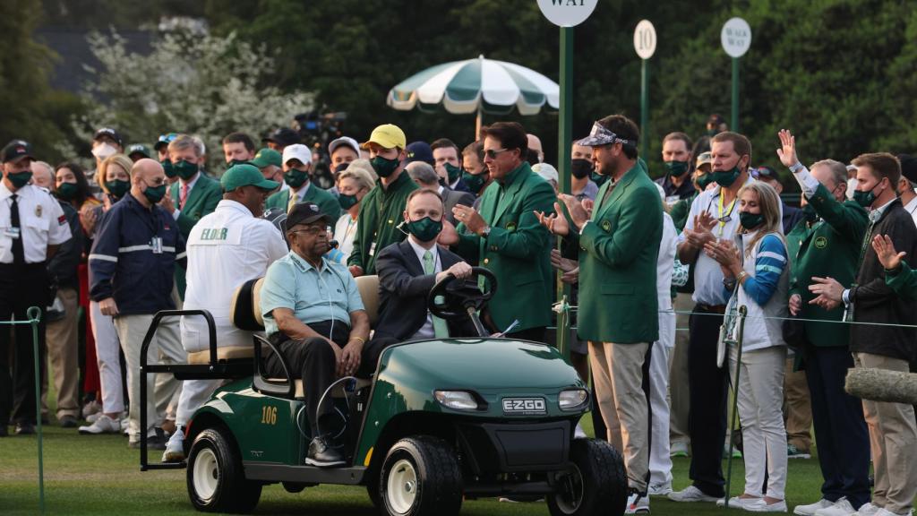 Lee Elder, aplaudido durante su aparición en el Masters de Augusta