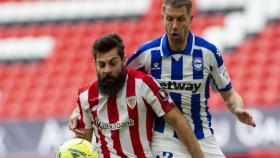 Asier Villalibre, en acción con Florian Lejeune durante el Athletic - Alavés de La Liga 2020/2021