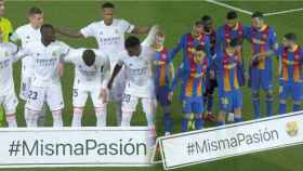 Los jugadores del Real Madrid y el FC Barcelona posan con el lema #MismaPasión