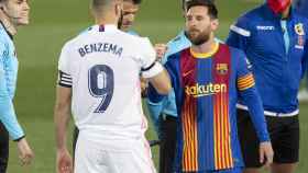 Benzema y Messi se saludan antes de El Clásico