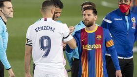 Benzema y Messi se saludan antes de El Clásico