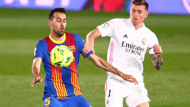 Sergio Busquets y Toni Kroos, en El Clásico de La Liga