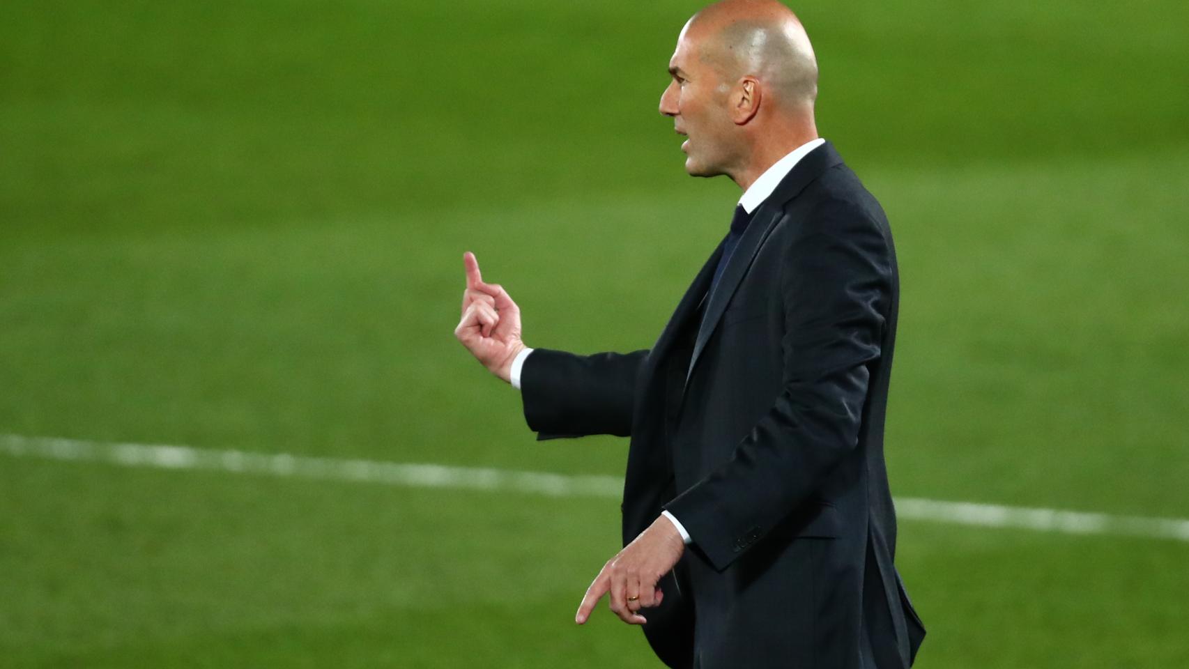 Zidane da órdenes a los jugadores del Real Madrid