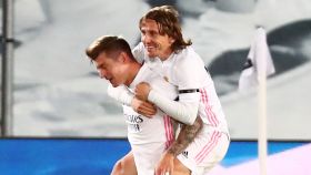 Luka Modric celebra con Toni Kroos el segundo gol del Real Madrid al Barça