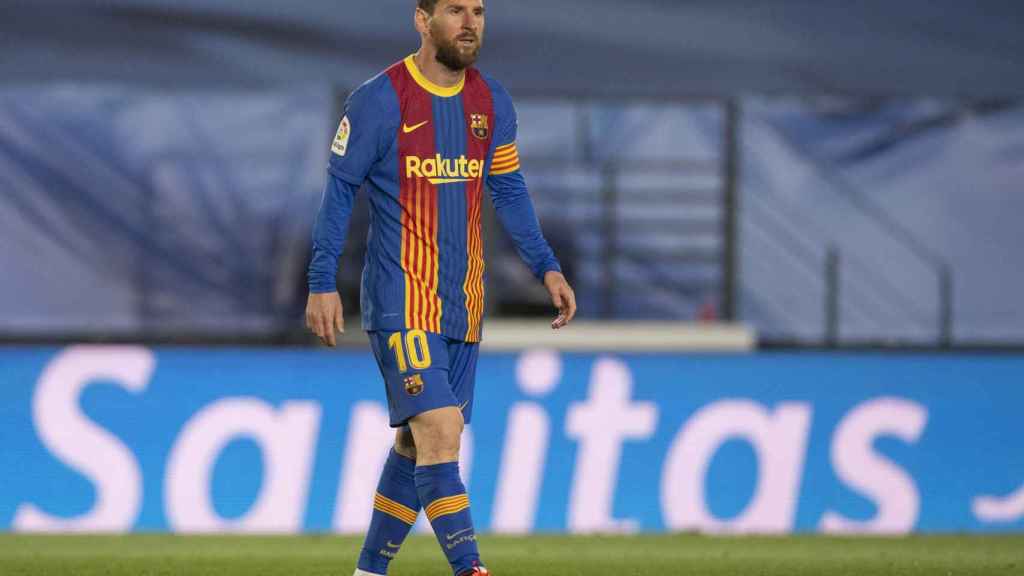 Leo Messi camina solo durante El Clásico