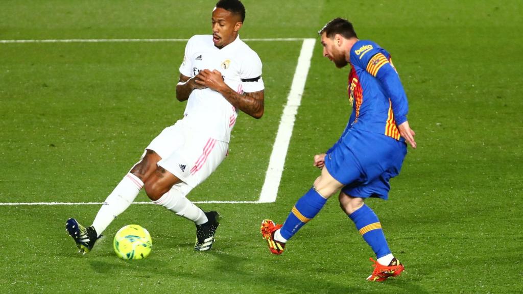 Militao corta un pase de Leo Messi