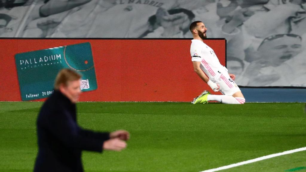 Karim Benzema celebra su gol en El Clásico mientras Ronald Koeman se lamenta