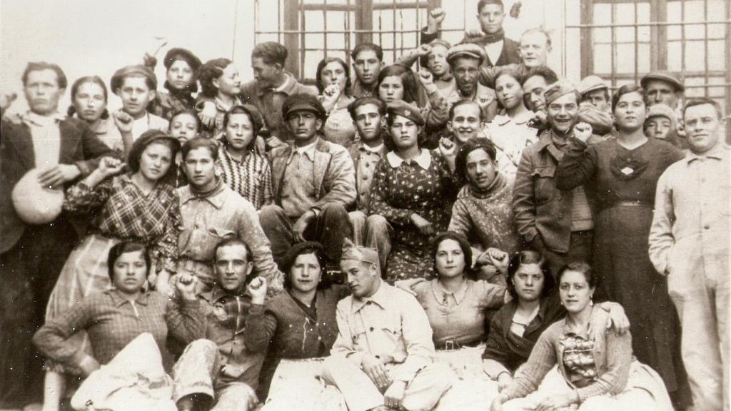 Un grupo de brigadistas, junto a más gente de Mahora, un pueblo de Albacete.