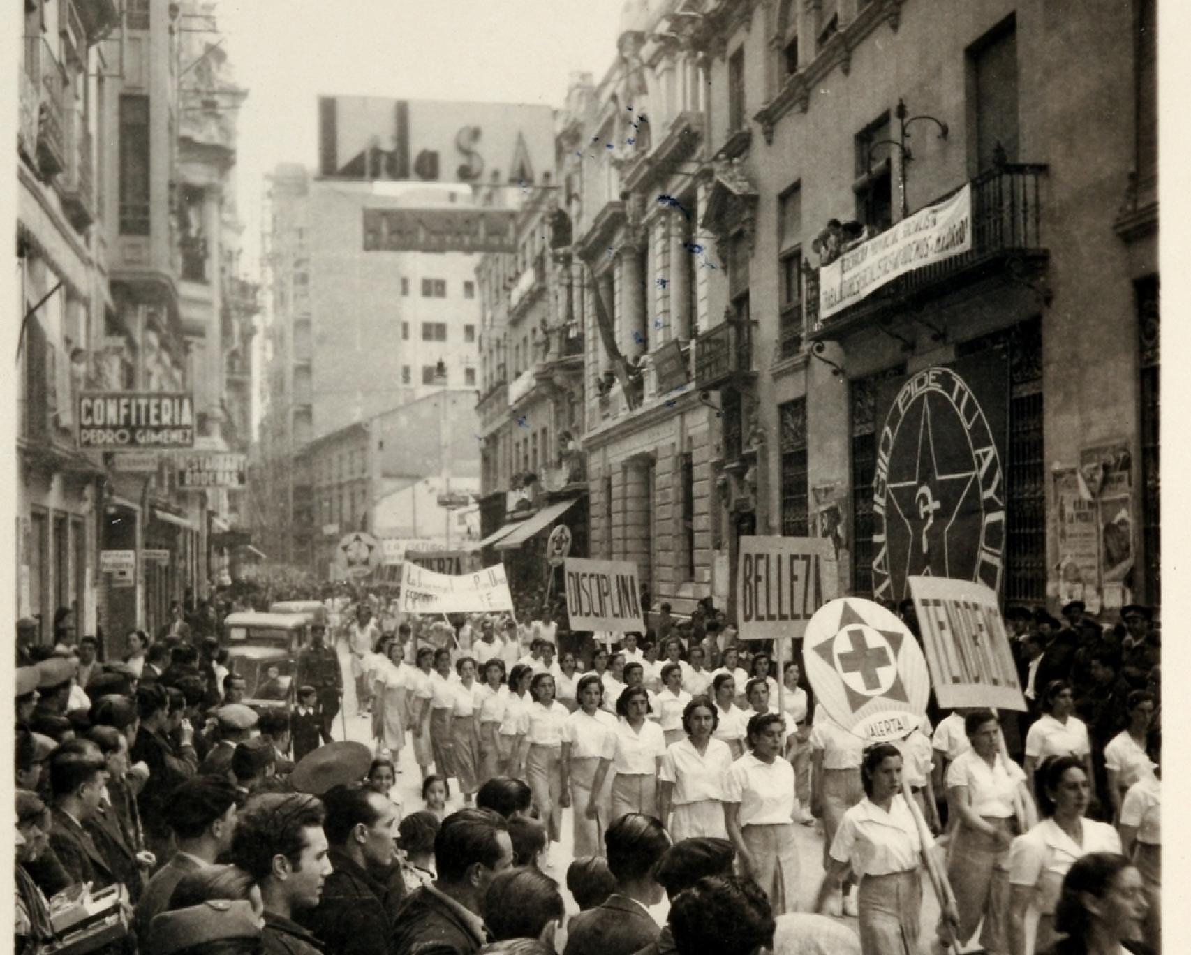 Desfile del primer aniversario de la llegada de las Brigadas Internacionales, en Albacete.