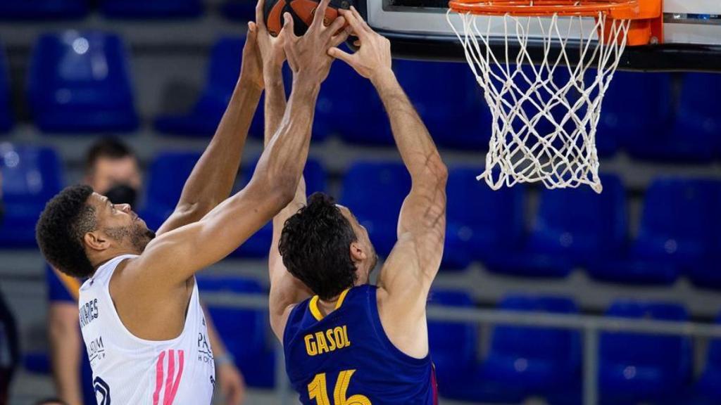 Tavares (Real Madrid) y Pau Gasol (Barça) pelean un rebote