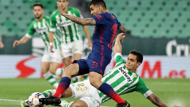 Correa (Atlético) en el área del Betis