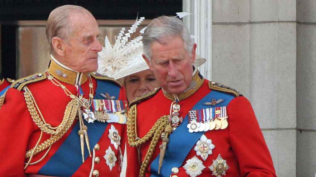 El príncipe Carlos junto a su padre en una imagen de archivo.