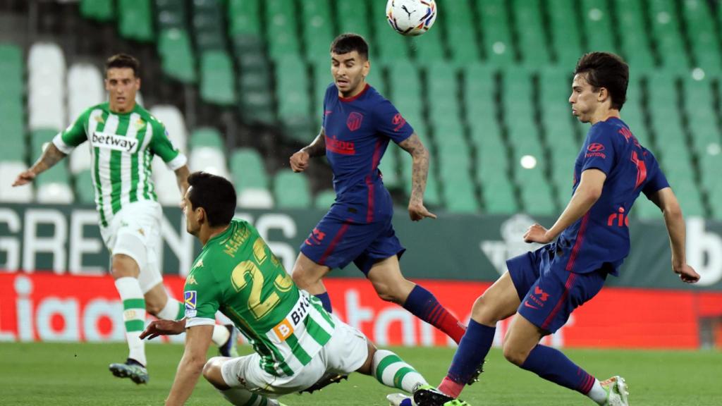 Joao Félix se retira lesionado con un golpe en el tobillo ante el Betis