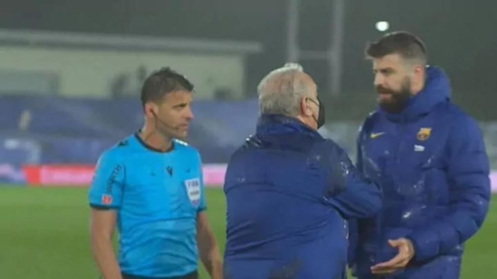 Gerard Piqué, protestando ante Gil Manzano tras El Clásico