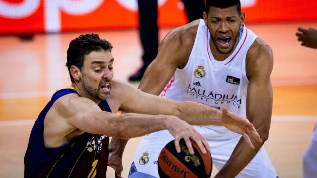 Pau Gasol (Barça) y Edy Tavares (Real Madrid) pelean un balón en El Clásico de Liga Endesa