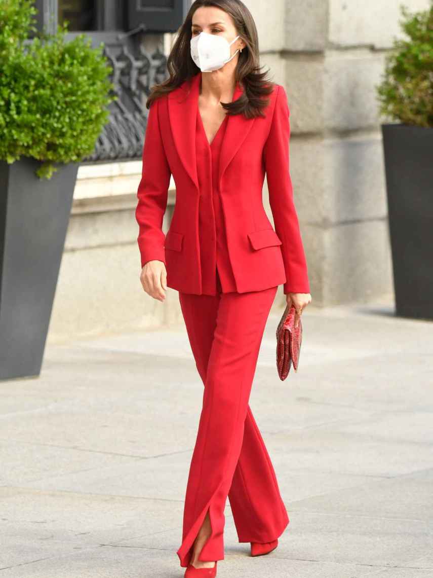 La reina se ha decantado por un total 'look' rojo.