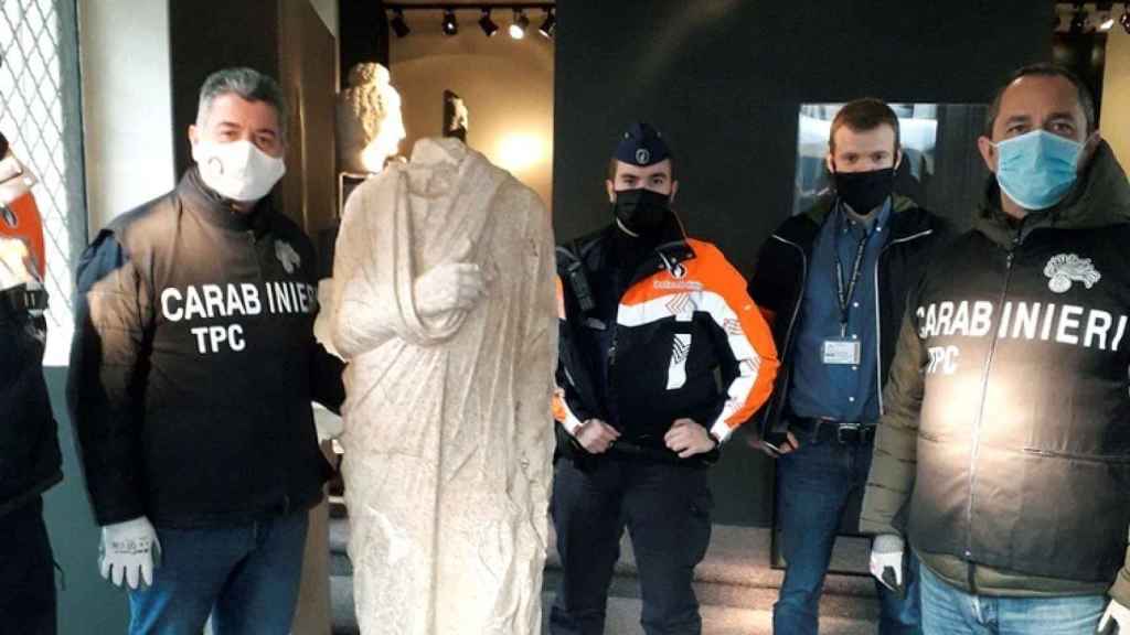 Agentes italianos posan este lunes una valiosa escultura romana del siglo I a.C robada hace diez años.