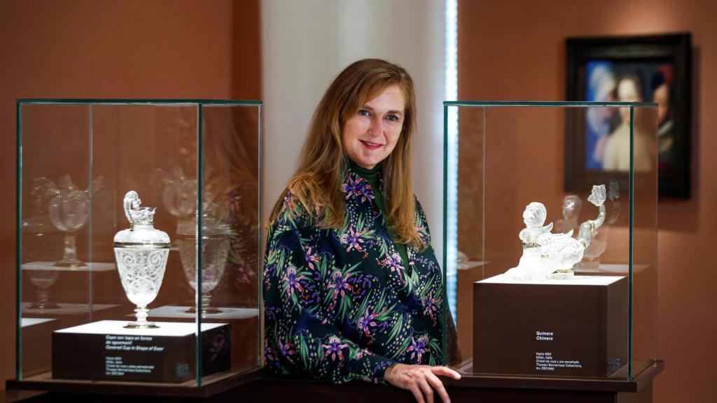 Francesca Thyssen-Bornemisza, hija del barón, posa junto a dos de las piezas de cristal que nunca se han expuesto en Madrid.