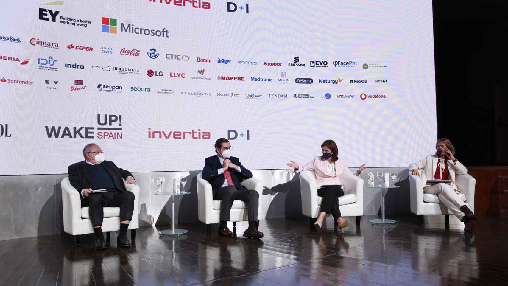 El presidente de la CEOE, Antonio Garamendi, junto con el presidente de la Cámara de Comercio de España, José Luis Bonet, (izquierda) y la presidenta de Microsoft, Pilar López, y la presidenta de la Fundación Cotec, Cristina Garmendia.