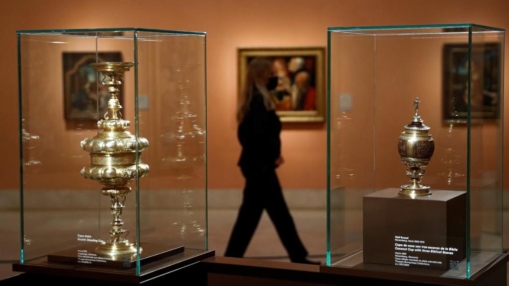 Dos piezas de oro que forman parte de la nueva muestra del Thyssen.