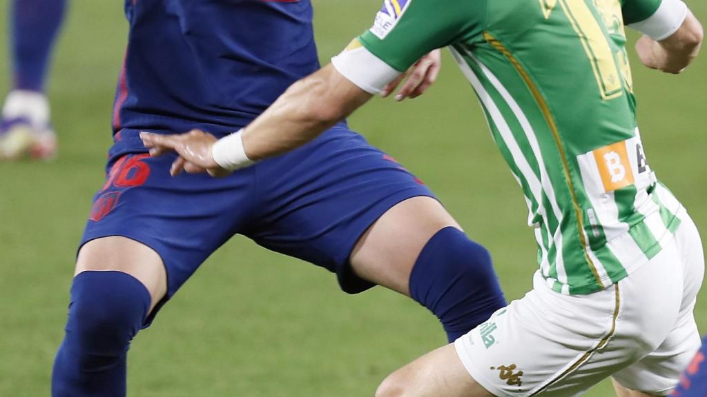 Herrera ante Álex Moreno en el Betis - Atleti