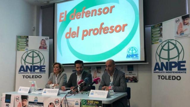 Ramón Izquierdo, presidente de ANPE CLM (en el centro), junto a Pilar Sánchez Vázquez, responsable del servicio del Defensor del Profesor en ANPE-CLM, y Manuel Tébar Martínez, secretario de Comunicación