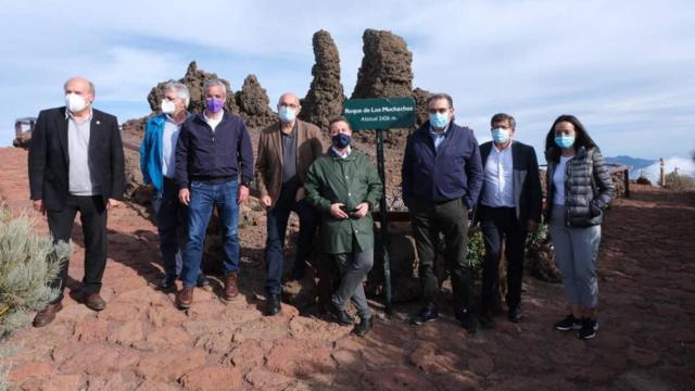 Emiliano García-Page, en el centro, este sábado en La Palma junto al consejero de Sanidad y al delegado de la Junta en Toledo, entre otros