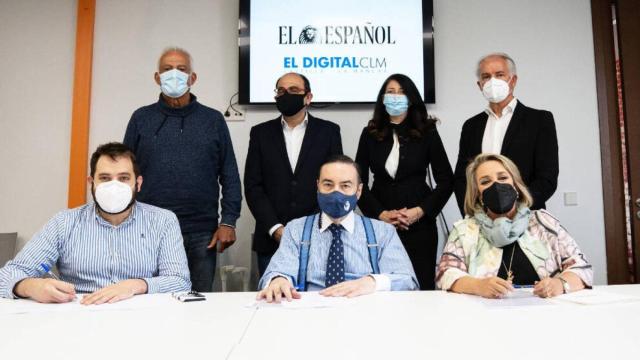 EL ESPAÑOL y EL DIGITAL CLM firman su acuerdo: en el centro, el presidente de EL ESPAÑOL, Pedro J. Ramírez; a su izquierda la presidenta del Consejo de Administración de EL DIGITAL CLM, Esther Esteban, y al otro lado el fundador de Vandal, Pablo Grandío. De pie, de derecha a izquierda, César García Serrano, Mamen Vázquez, Eusebio Cedena y Javier de Pablos