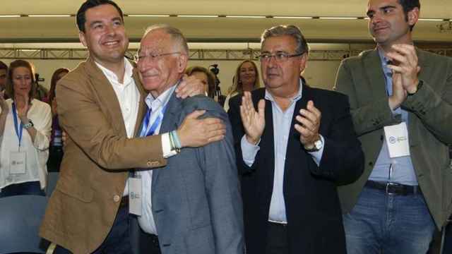 El presidente del PP en Almería, Gabriel Amat, en una imagen de archivo con Juanma Moreno.