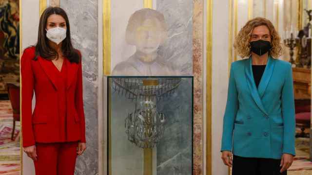 La reina Letizia (i) y la presidenta del Congreso, Meritxell Batet (d) posan junto a un busto de Clara Campoamor.