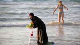 Una mujer musulmana se baña con el hiyab en la playa en Tel Aviv, en una imagen de archivo.