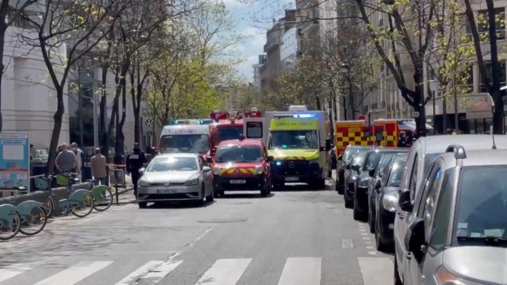 El dispositivo policial frente al hospital.