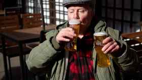 John Witts bebe cerveza en el pub Figure of Eight, en Birmingham.