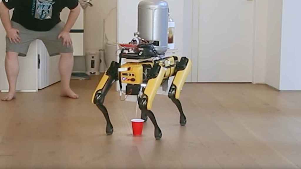 El perro robot de Boston Dynamics, sirviendo cerveza