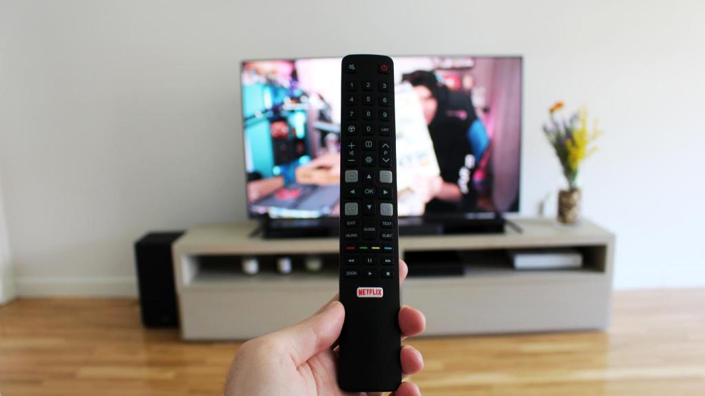 Así es el mando del televisor C71 de TCL.