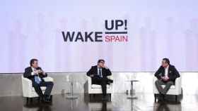 Colman Deegan, consejero delegado de Vodafone España (izquierda); Fernando Cano, redactor jefe de Invertia; y Jean-François Fallacher, CEO de Orange (derecha)