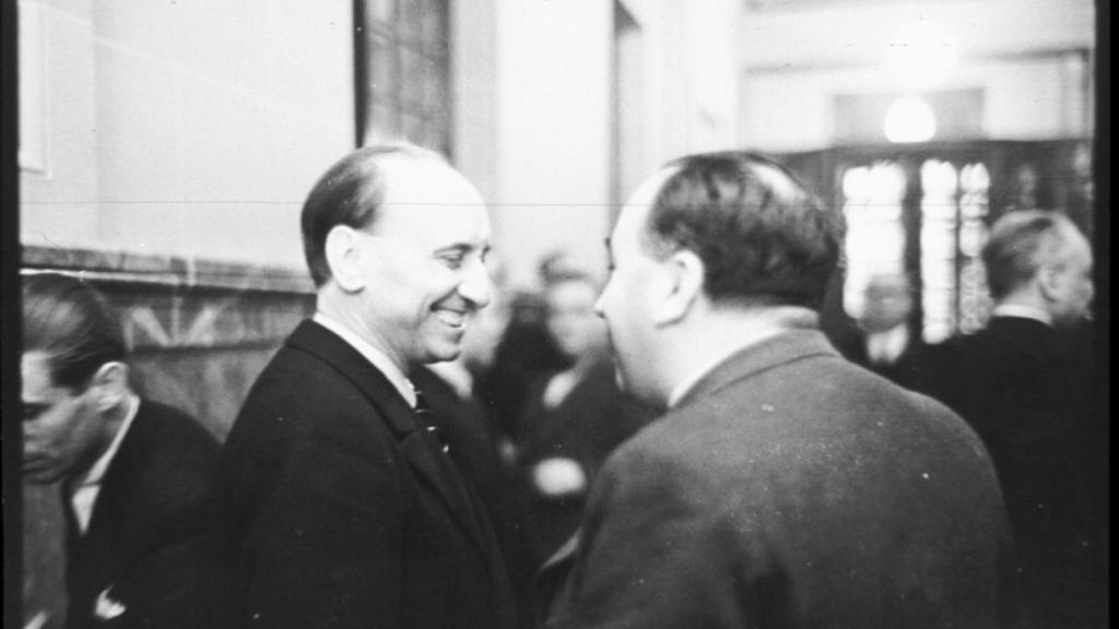 José María Gil Robles y Santiago Casares Quiroga hablando en los pasillos del Congreso.