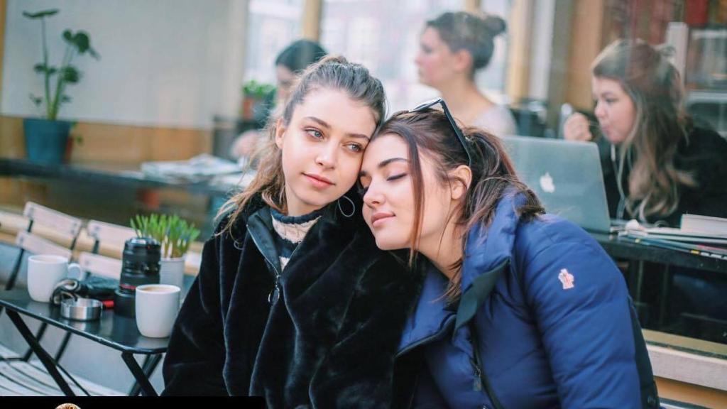 Hande (dcha) y su hermana Gamze.