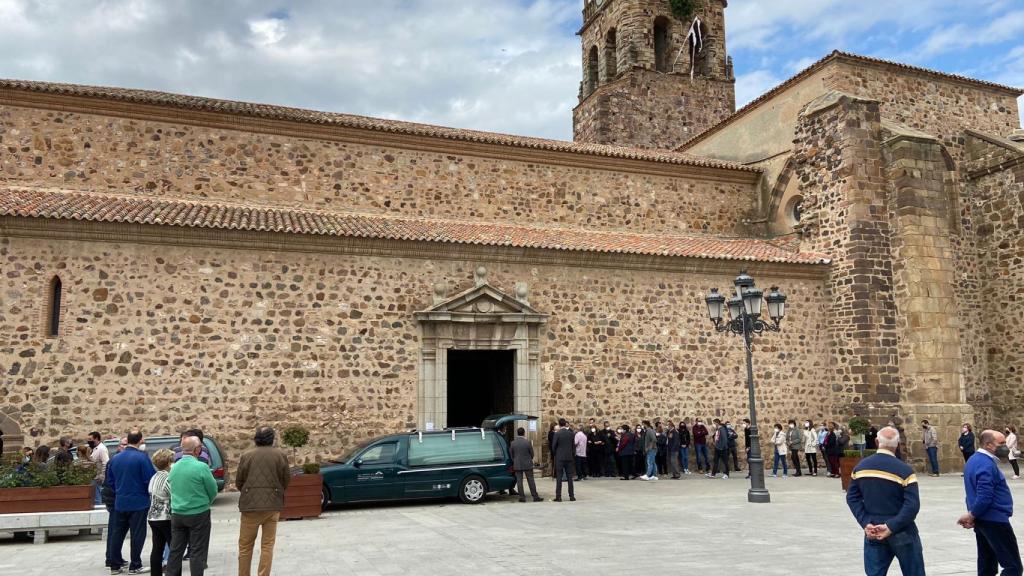 Funeral por Mario, muerto tras recibir la vacuna de AstraZeneca.