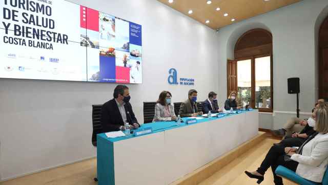 Carlos Mazón, acompañado por el resto de autoridades, en la presentación del Congreso de Turismo y Bienestar.
