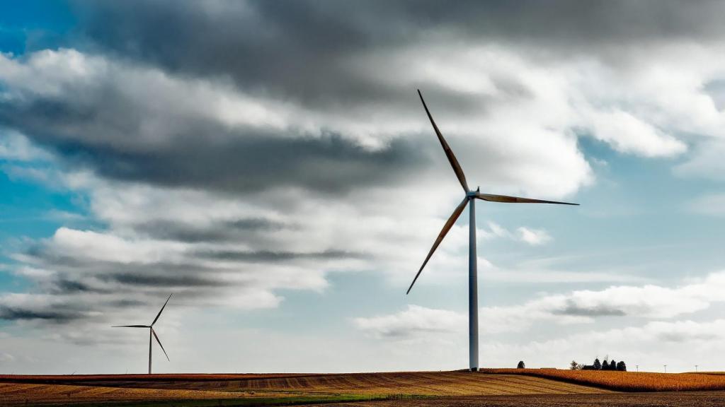 Una imagen muestra generadores de energía eólica.