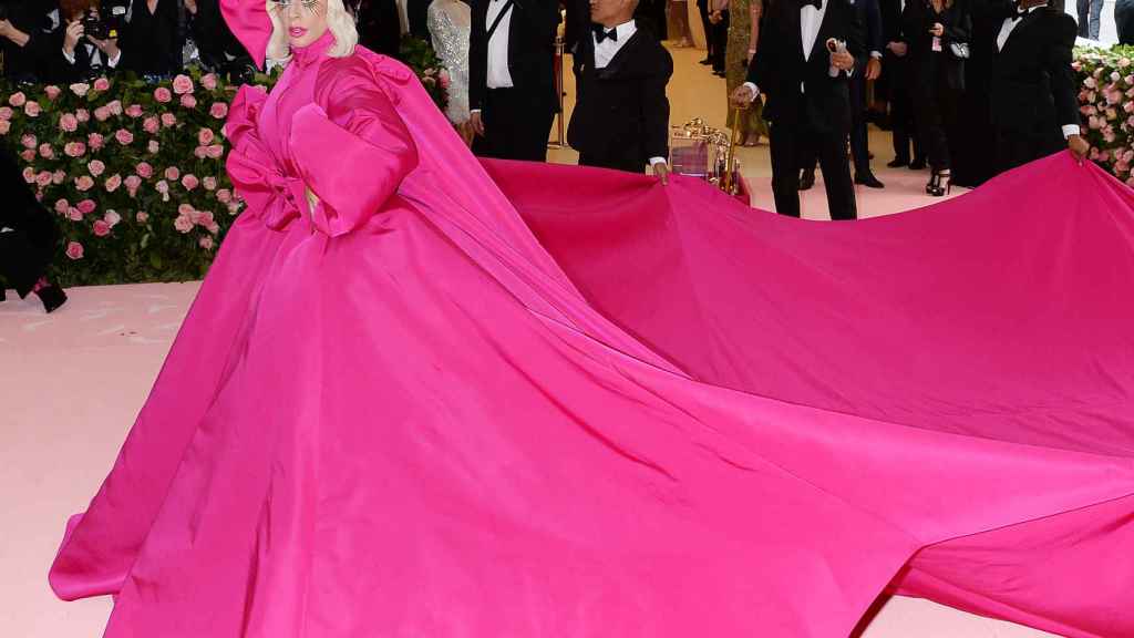 Lady Gaga lleva un espectacular vestido de noche rosa EN la Met Gala 2019 en Nueva York.