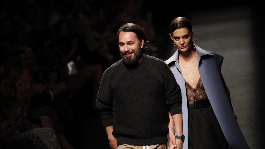 Juanjo Oliva y una de sus modelos en uno de sus últimos desfiles.
