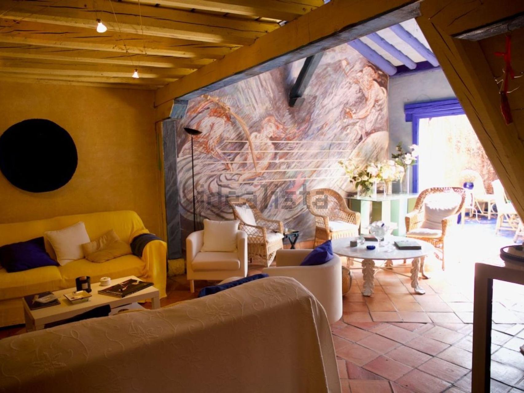 La 'casa azul' de Lucía Bosé en Brieva, a la venta: su familia pide por