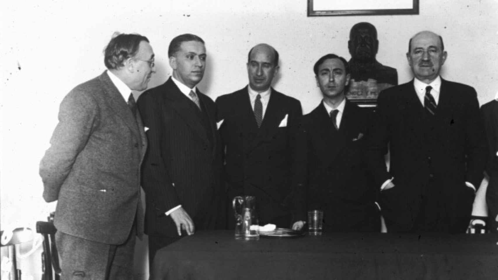 José Calvo Sotelo (segundo por la izquierda), acompañado de Ramiro de Maeztu y Víctor Pradera en un acto de Acción Española.