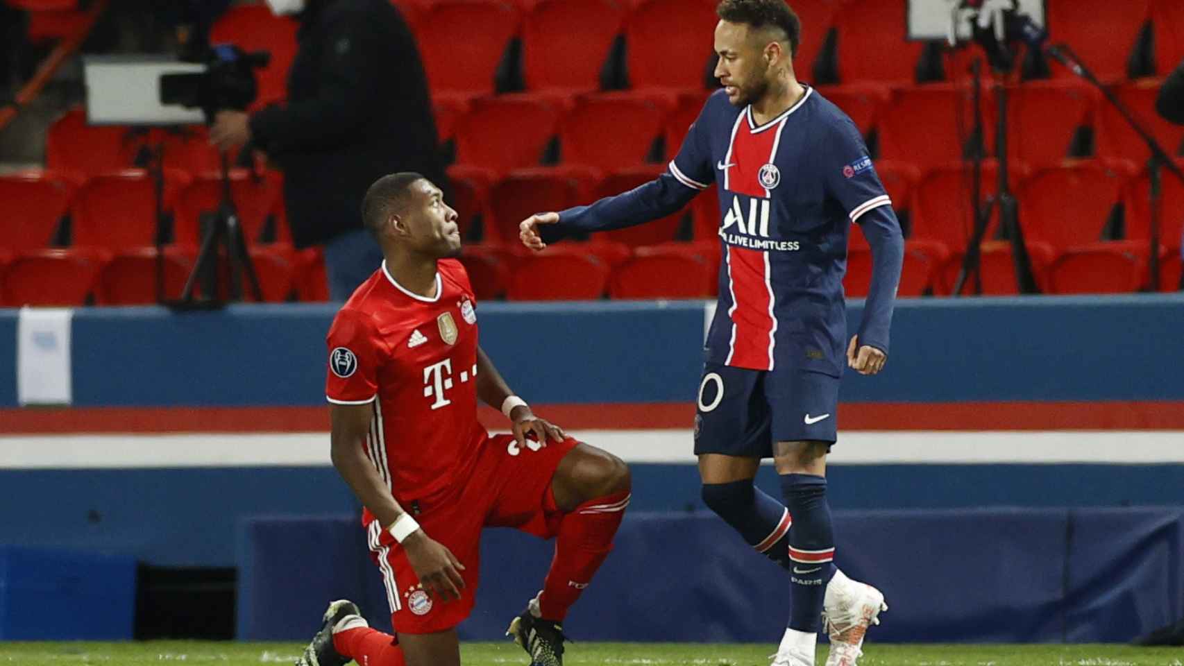 David Alaba, arrodillado, y Neymar Júnior tras el partido de la Champions
