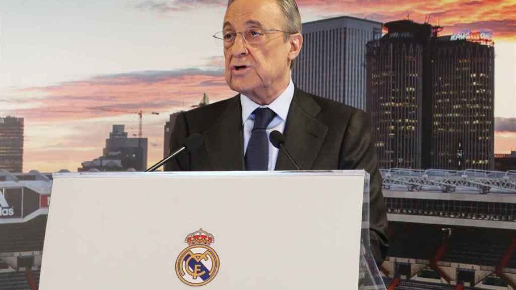 Florentino Pérez, presidente del Real Madrid, hablando sobre un atril