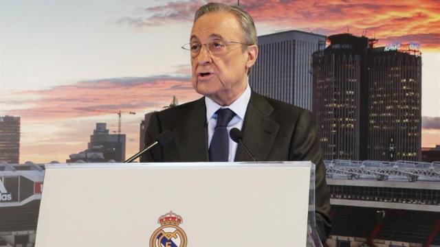 Florentino Pérez, presidente del Real Madrid, hablando sobre un atril