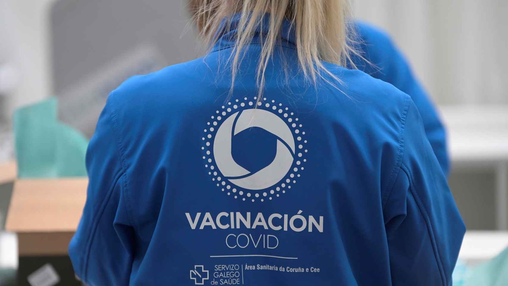 Una enfermera prepara una dosis de la vacuna de Pfizer en el pabellón de Expocoruña en La Coruña.