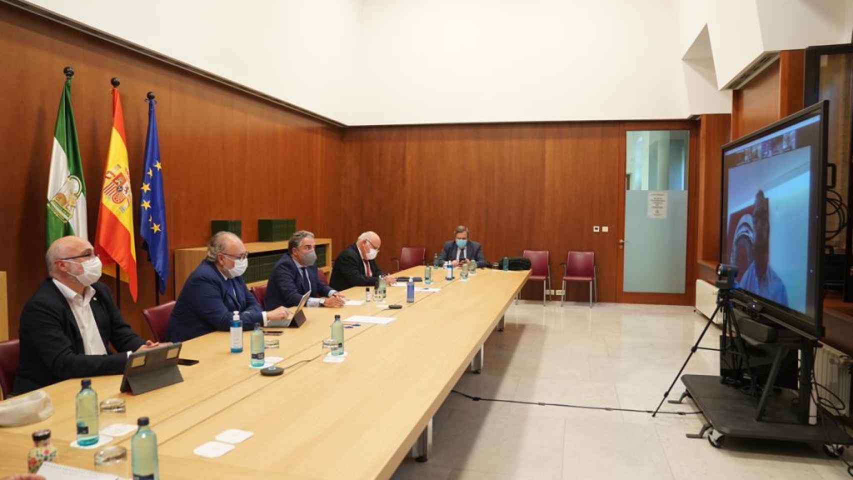 Los consejeros de Presidencia y de Salud, Elías Bendodo y Jesús Aguirre, en una reunión con representantes de la vacuna rusa Sputnik.